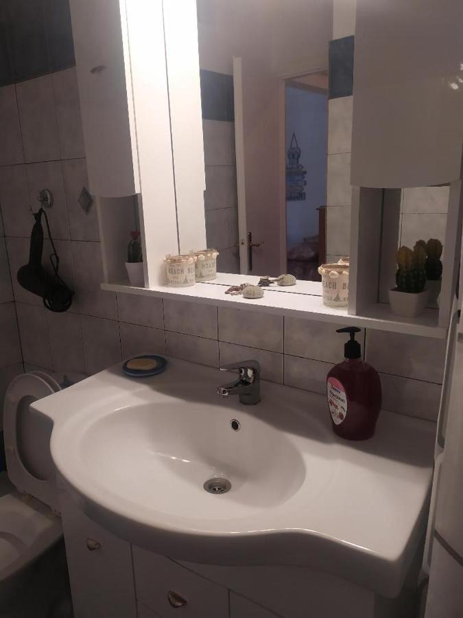 Small And Cosy Appartment- Piccolina Лутракі Екстер'єр фото